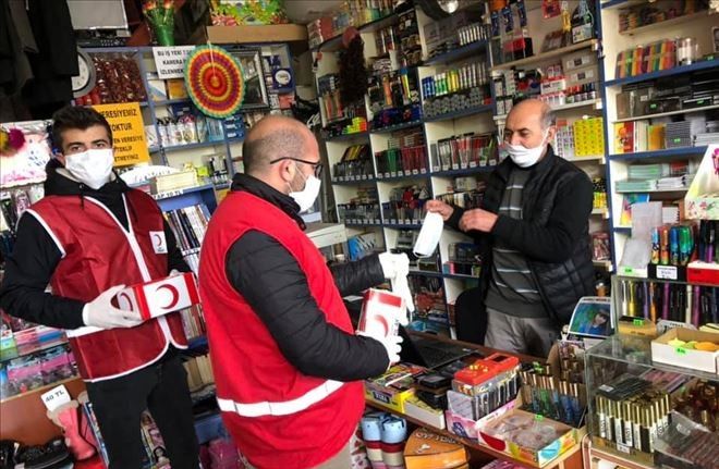 Çıldır Kızılay’dan esnafa ücretsiz maske