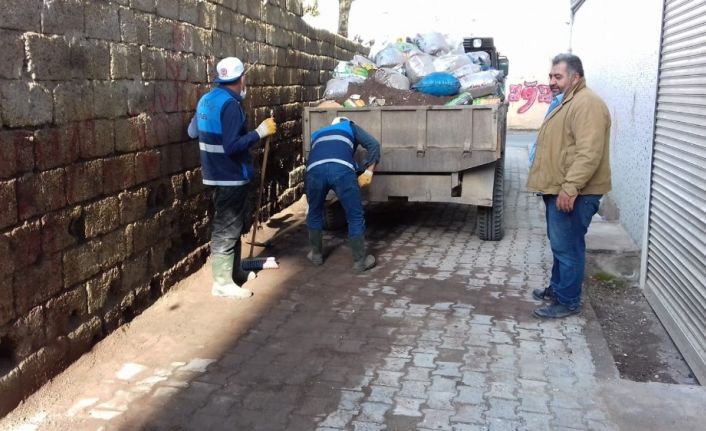 Cizre’de boş alanlarda biriken çöpler toplandı