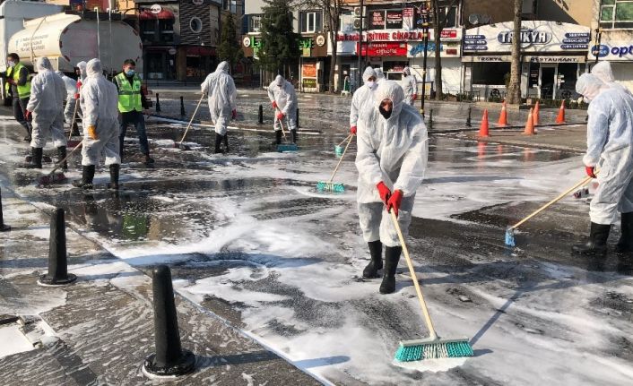 Çorlu’da caddeler köpüklü su ve dezenfektanla yıkandı