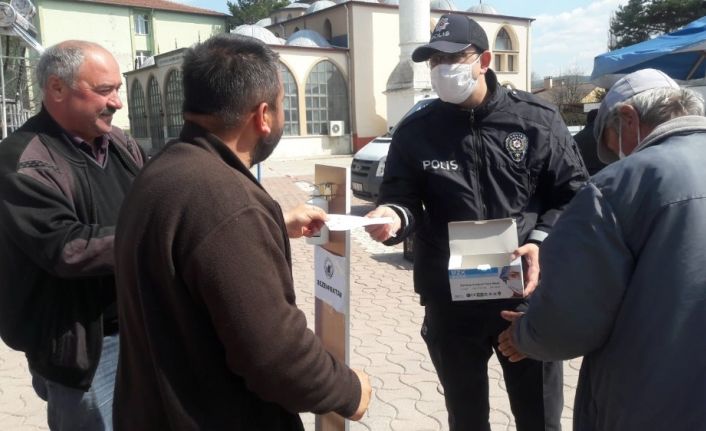 Daday’da jandarma ve polis ekipleri, vatandaşlara maske dağıttı