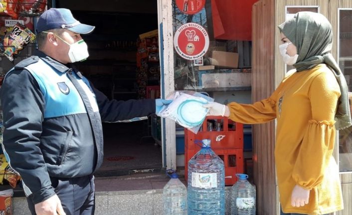 Delice Belediyesi, yüz koruyucu siperlik ve maske dağıttı