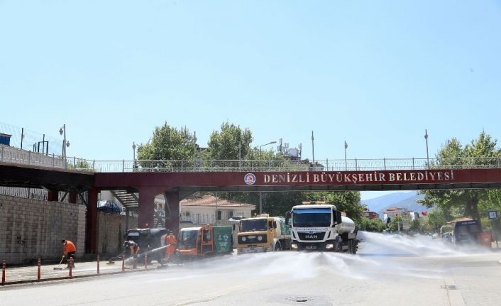 Denizli’de tüm cadde ve sokaklar dezenfekte edilmeye devam ediyor