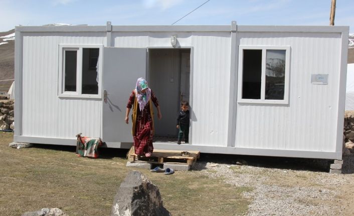 Depremzede aileler konteynerlere yerleştiriliyor