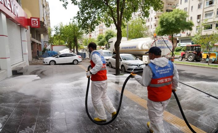 Diyarbakır’da cadde ve kaldırımlar tazyikli suyla yıkanıyor