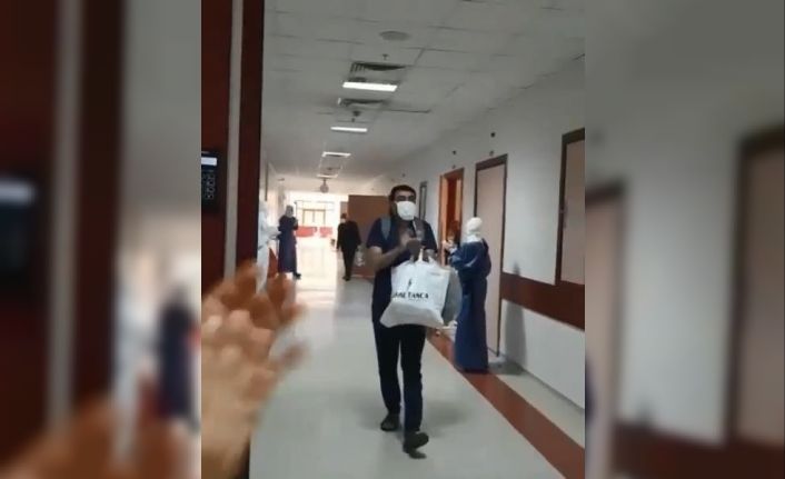 Diyarbakır’da korona virüsü yenen hasta alkışlarla taburcu edildi