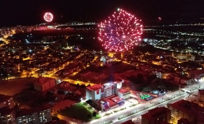 Elazığ’da sağlıkçılara havai fişekli moral