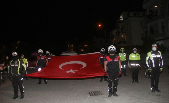 Fethiye’de polisler sokakta, vatandaşlarda İstiklal Marşı okudu