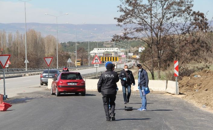 Freni arızalanan pikap kontrol noktasındaki sağlık görevlisine çarptı