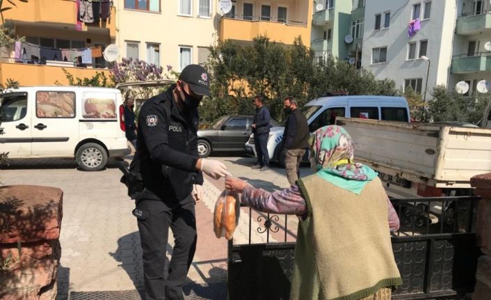 Gömeç polisi ekmekleri vatandaşın ayağına götürdü