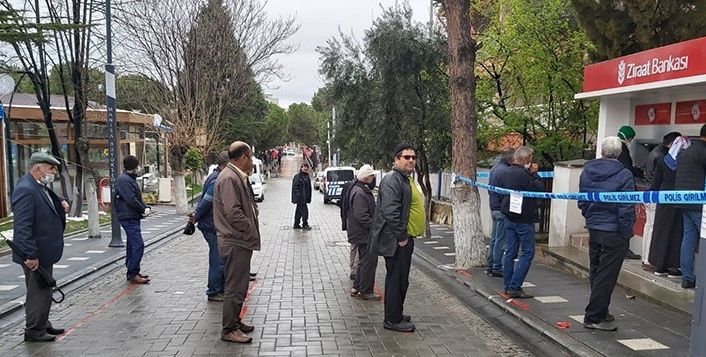 Gördes’te banka ve ATM’lerde bir metre kuralı