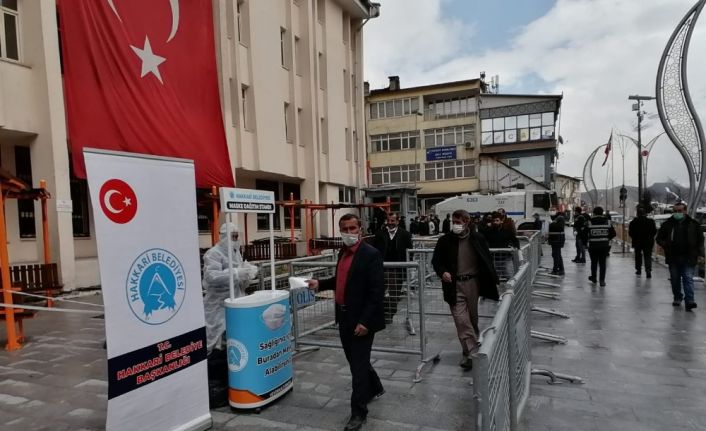 Hakkari belediyesi maske dağıttı