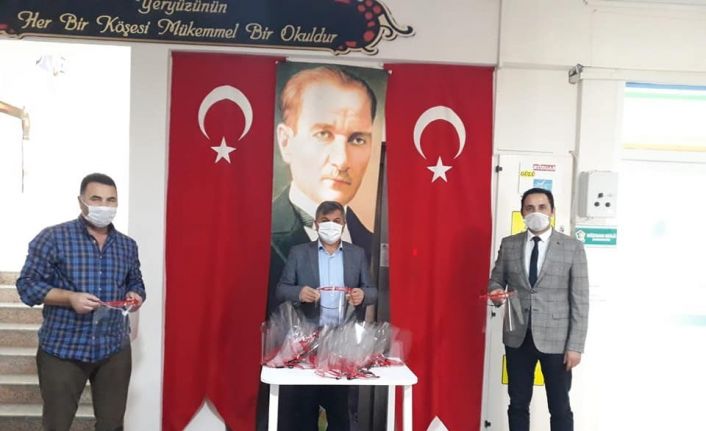 Hastane çalışanlarına maske ve amaliyat önlüğü verildi