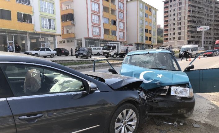 İki otomobil kafa kafaya çarpıştı: 3 yaralı