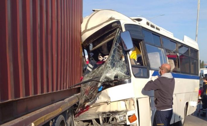 İşçi servisi park halindeki tıra çarptı: 1 ölü 15 yaralı