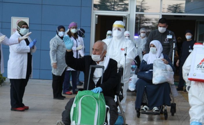 Isparta’da tedavileri tamamlanan 40 umreci daha alkışlarla taburcu edildi