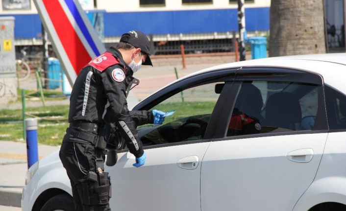 İzmir polisinden sokağa çıkma yasağının son gününde sıkı denetim