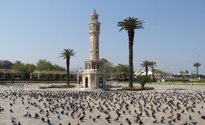 İzmir’de meydanlar güvercinlere kaldı