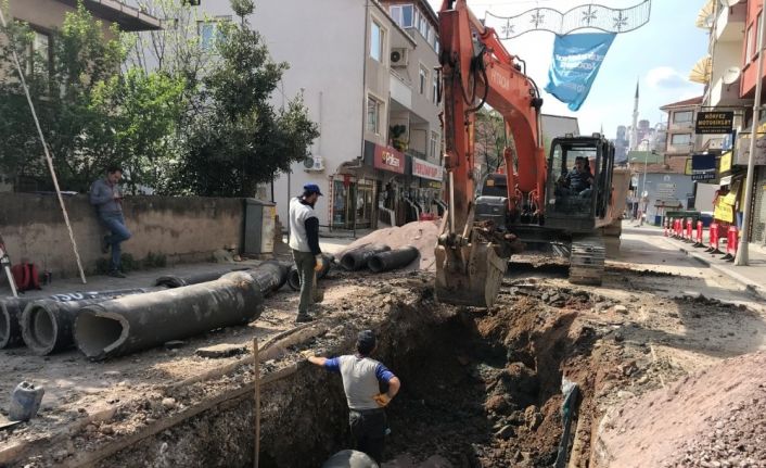 İzmit Bağdat Caddesi’nde altyapı çalışmaları sürüyor