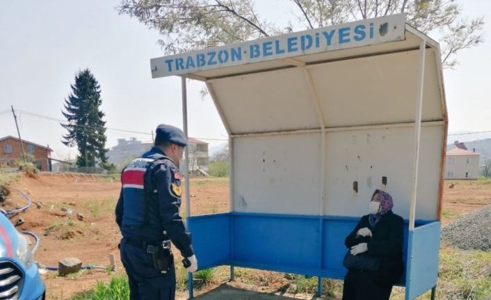 Jandarma Trabzon kırsalında vatandaşları sokağa çıkma konusunda uyarıyor