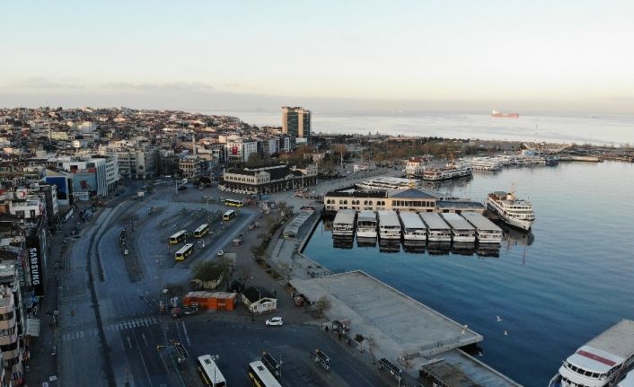 Kadıköy Meydanı sokağa çıkma kısıtlaması nedeniyle sessizliğini sürdürüyor