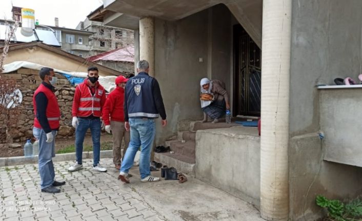 Kapı kapı gezip sıcak pide dağıttılar