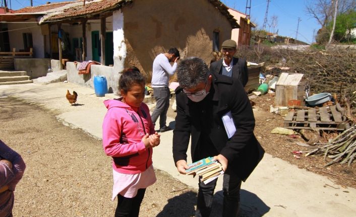 Kaymakam Erdoğan, öğrencilere kitap dağıttı