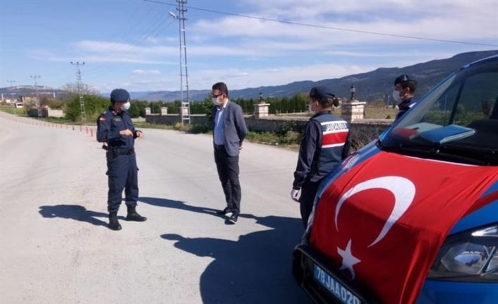 Kaymakam Ürkmezer giriş ve çıkışları kısıtlanan köyleri denetledi