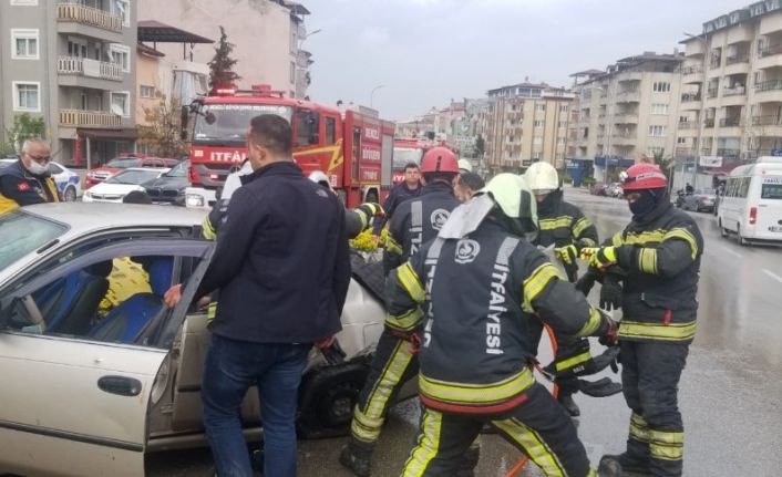 Kaza yapan otomobilde sıkışan sürücüyü itfaiye kurtardı