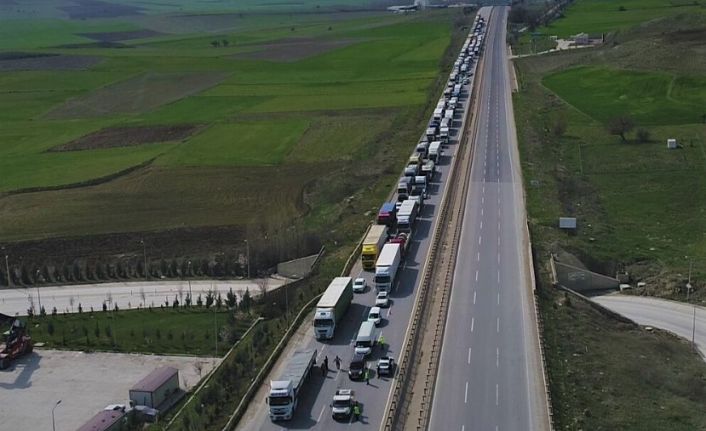 Kilometrelerce uzanan araç kuyruğu havadan görüntülendi