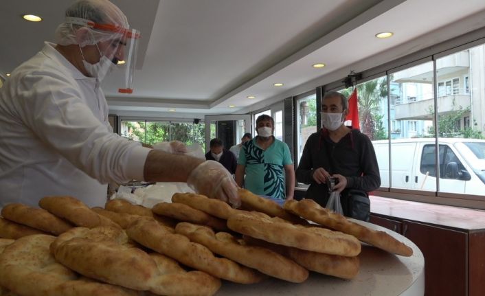 Kısıtlamaya rağmen vatandaşlar Ramazan pidesi kuyruğuna girdi