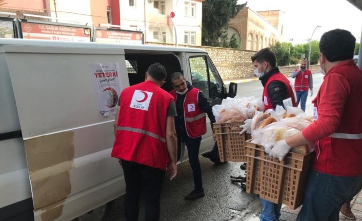 Kızılay’dan iftarda su ve ekmek ikramı