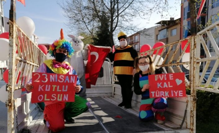 Kızlarının 23 Nisan’ı kutlayamamalarına üzülen anneden palyaçolu sürpriz