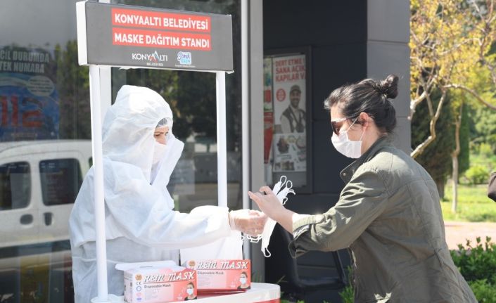 Konyaaltı’nda vatandaşa ücretsiz maske dağıtımı devam ediyor