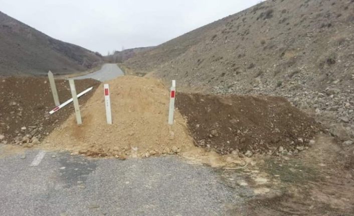 Korona virüs tedbiri için yolu kumla kapattılar