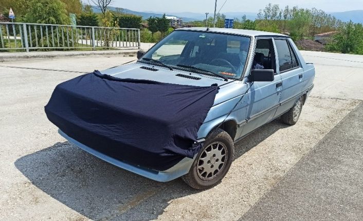 Korona virüse karşı otomobiline maske taktı