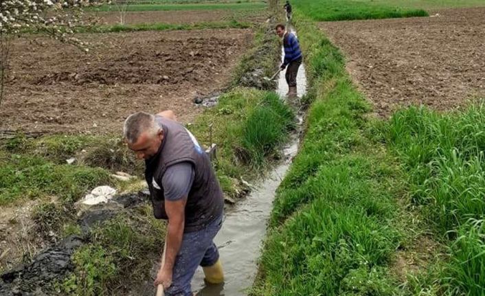 Köyde imece usulü sulama kanalı temizliği