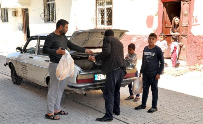 Mahalle muhtarı ekmeksiz kalan vatandaşın imdadına yetişiyor