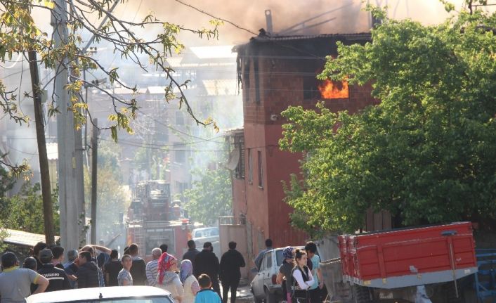 Manisa’da ev yangını