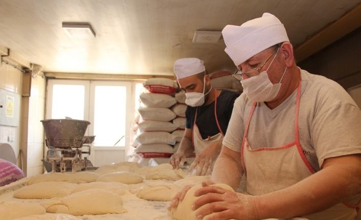 Manisa’da fırınlarda ’sokağa çıkma yasağı’ mesaisi