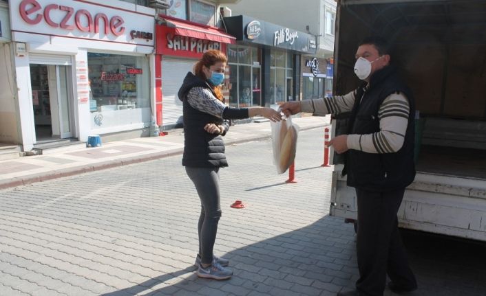 Manyas’ta meydanlar güvercinlere kaldı