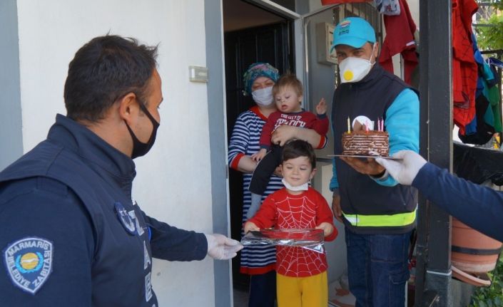 Marmaris’te zabıtadan küçük çocuğa doğum günü sürprizi