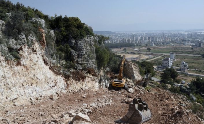 Masa Dağındaki yol yapımı için kayalar kesildi