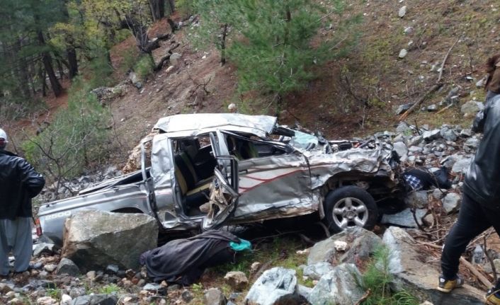 Mersin’de kamyonet uçuruma yuvarlandı: 3 ölü