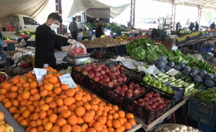 Mersin’de pazarlarda vatandaşlar ve esnaf korona tedbirlerine uyuyor