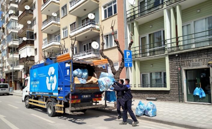 Odunpazarı’nda cadde ve sokaklar özel karışımlarla yıkanmaya devam ediyor