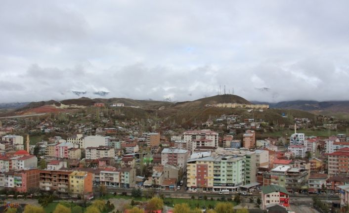 Oltu’da yüksek kesimlere kar yağdı