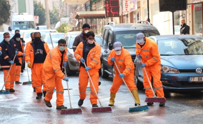 Onlarca temizlik işçisi hem dans etti, hem ilçeyi temizledi