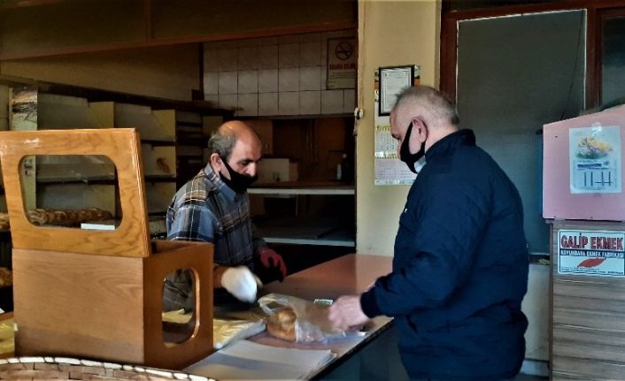 Osmancık’ta pide satışında sosyal mesafeye uyuluyor