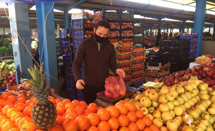 Osmaneli Cuma pazarında sadece ilçe manavları tezgah açtı