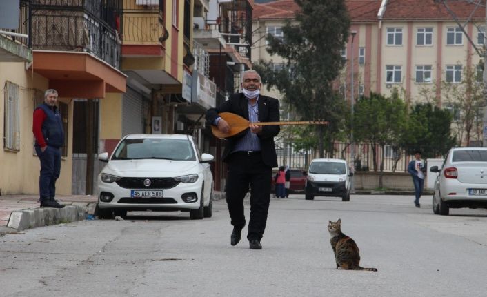 (Özel) ‘Aşık’ muhtardan mahalle sakinlerine korona konseri